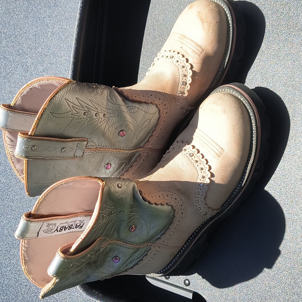 Ariat Fatbaby Western boots size 7.5B pink and silver
